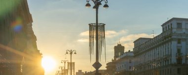 Şehrin tarihi merkezinde gün batımında binaların siluetlerini ve sokak ışıklarının panoramik görüntüsü. Kentsel kavramlar.