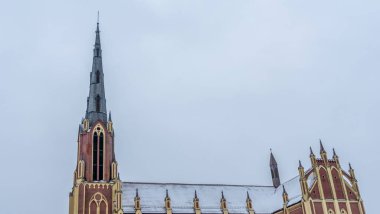 Kışın Gervyaty, Belarus 'taki Gervyaty kasabasındaki Neo-Gotik katedral kilisesi dramatik gökyüzü arka planında. Mesaj için yer var. Din ve tarihi miras kavramları.