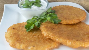 Krema soslu ve maydanozlu patatesli krep yakın plan görüntüsü. Slav mutfağı kavramları.