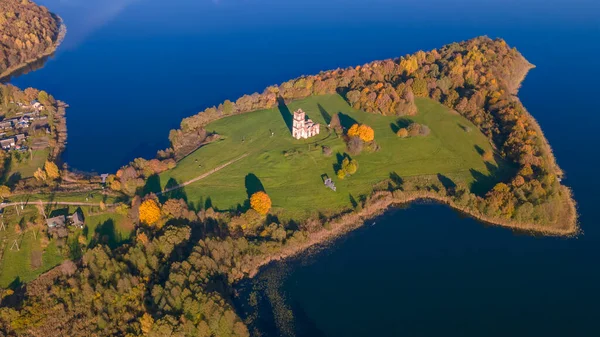 Çatıda çim ve adada çan kulesi olan eski harabe bir kilise. Eski kilise kalıntılarının havadan görünüşü. Tarihi kavramlar.