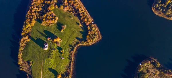 Çatıda çim ve adada çan kulesi olan eski harabe bir kilise. Eski kilise kalıntılarının havadan görünüşü. Tarihi kavramlar.