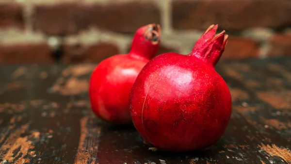 Table Lay Two Red Pomegranate Two Ripe Garnet Table Red — Stock Photo, Image