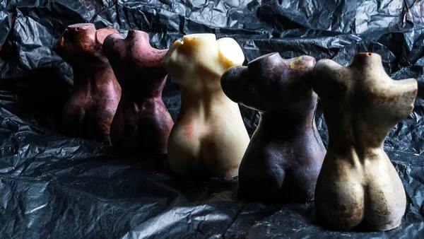 Çıplak kadın vücudu şeklinde çikolatalı heykelcikler. LGBT konsepti. Alışılmadık şekerler. LGBTQ tasarımı için resim. Doku ve arkaplan.