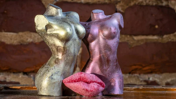 Satranç tahtasındaki çıplak kadın vücudu şeklinde çikolata figürler. Transseksüel tolerans. LGBT sorunları. Cinsiyet eşitliği.