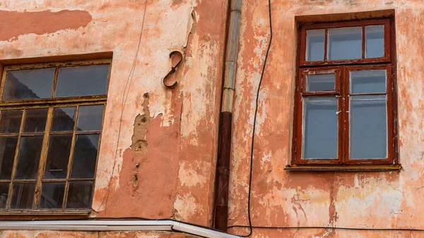 Şehir merkezindeki eski evin avlusundan bak. Eski bir apartmanın duvarı. Kentsel kavramlar.