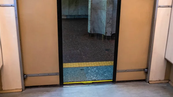 Поезд Метро Открытыми Дверями Платформе Металлические Двери Поезде Вагоны Метро — стоковое фото