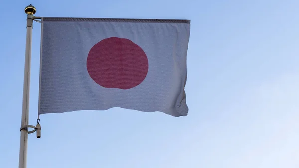 Bandera Nacional Japón Asta Bandera Frente Cielo Azul Con Rayos —  Fotos de Stock