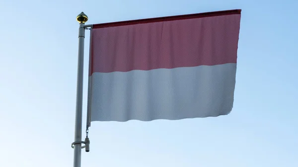 Національний Прапор Монако Флагштоку Перед Блакитним Небом Сонячними Променями Єктивами — стокове фото