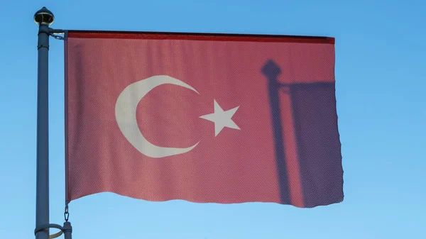 土耳其国旗在蓝天前的旗杆上 闪烁着太阳光 镜头和旗杆的阴影 外交概念 国际关系 案文的篇幅 — 图库照片