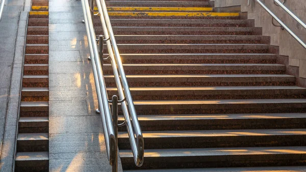 Alt geçitteki merdiven. Özgürlüğe giden merdiven. Merdivenlerdeki güneş ışınları. Yeni hayat kavramları. Soyut arkaplan.