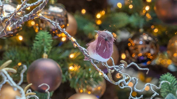 Χριστουγεννιάτικη Διακόσμηση Παιχνίδι Πουλί Κάθεται Ένα Δέντρο Υποκατάστημα Ένα Δάσος — Φωτογραφία Αρχείου