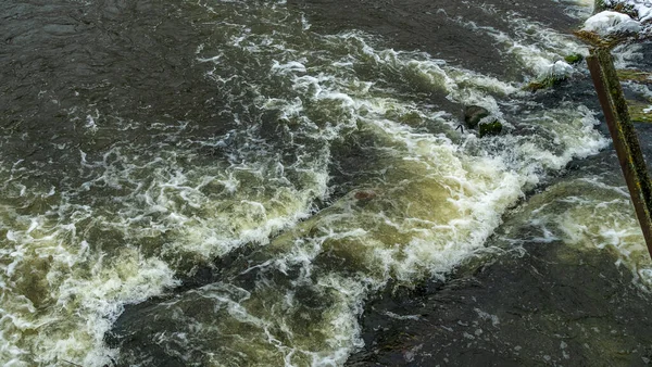 Soğuk bir nehirde kaynar su. Soyut arkaplan. Mesaj için yer var. Doğa kavramları.