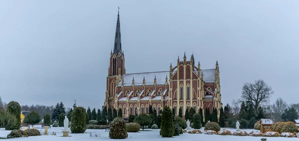 Vista Panorámica Iglesia Catedral Neogótica Ciudad Gervyaty Bielorrusia Invierno Fondo —  Fotos de Stock