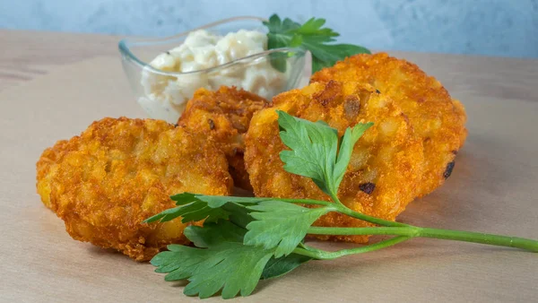 Krema soslu ve maydanozlu patatesli krep yakın plan görüntüsü. Slav mutfağı kavramları.