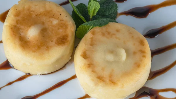 Gustose Frittelle Formaggio Con Salsa Caramello Zucchero Velo Menta Frittelle — Foto Stock