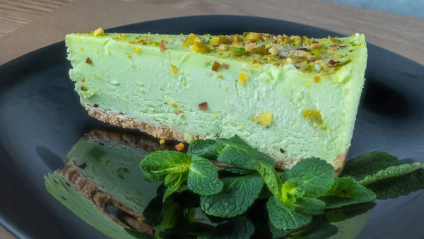 Vista Ravvicinata Della Torta Pistacchio Verde Con Foglia Menta Sul — Foto Stock