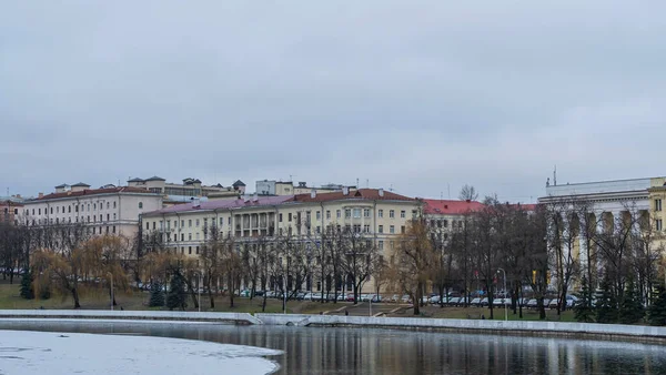 İnce buz tabakalarıyla nehrin karanlık suları. Minsk 'in merkezindeki nehirdeki ilk buz. Şehir kavramları. Metin için boşluk.