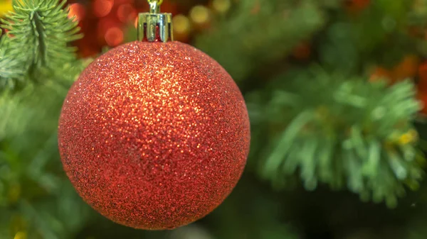 Een Rode Kerstbal Een Kerstboom Met Een Wazige Achtergrond Kerst — Stockfoto