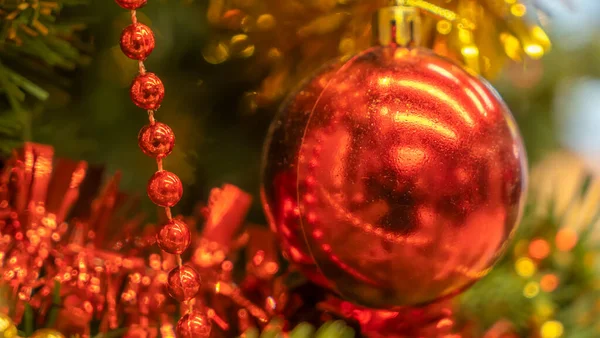 Een Rode Kerstbal Een Kerstboom Met Een Wazige Achtergrond Kerst — Stockfoto