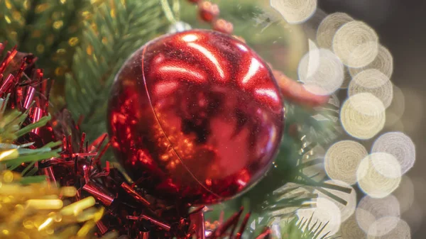 Uma Bola Natal Vermelha Uma Árvore Natal Com Fundo Borrado — Fotografia de Stock