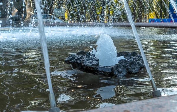 Nahaufnahme Eines Öffentlichen Brunnens Mit Vielen Kleinen Wasserdüsen Abstraktes Natürliches — Stockfoto