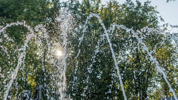 Nahaufnahme Eines Öffentlichen Brunnens Mit Vielen Kleinen Wasserdüsen Abstraktes Natürliches — Stockfoto