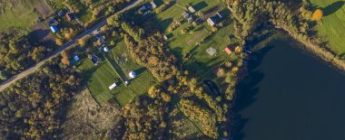 Göl kıyısında sarı ağaçlar olan sonbahar manzarası. Doğa konsepti. Metin için boşluk.