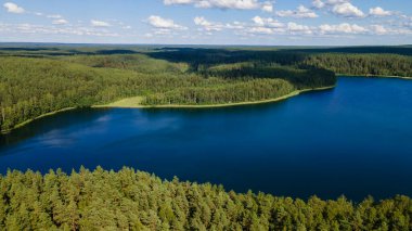 Gölün ya da nehrin hava görüntüsü. Su yüzeyinde dalgalanma dokusu var. Yukarıdan görüldü. Çevre kavramı.