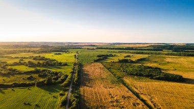 Yüksek irtifada güneşin ve açık mavi gökyüzünün görüntüsü. Güzel doğa arkaplanı.