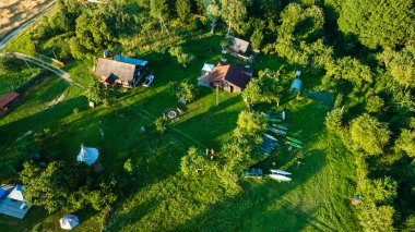 Çiftliğin arka bahçesindeki grup kayığının hava aracı görüntüsü.