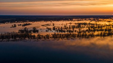 Büyük nehrin hava atmosferik görüntüsü. Güneşli günbatımında nehir manzarasının hava aracı görüntüsü.