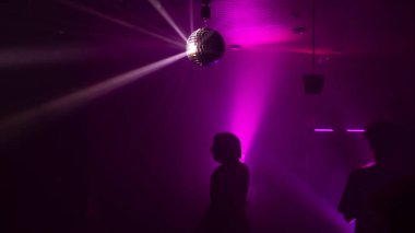 Disko topuyla parti atmosferi. Disko topundan yansıyan ışık demetleri.