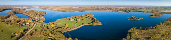 Φθινοπωρινό Δάσος Και Λίμνη Θέα Από Ψηλά Αεροφωτογραφία Ενός Νησιού — Φωτογραφία Αρχείου