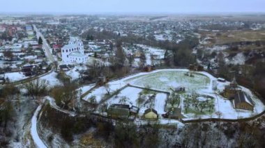 Kışın Belarus şehri Mstislavl 'deki ortaçağ kalesinin havadan görünüşü. Eski bir yerleşim yerinin yeniden inşası.