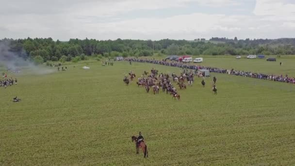 1812年の戦いの再建の空中広い眺め ロシア軍はミール城の近くでフランス軍を攻撃した 兵士は大砲やライフル 騎兵用のギャロップを発射する 爆発や戦場でのショット 馬の戦い — ストック動画