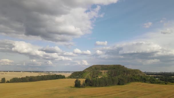 Geschlossene Mülldeponie Wiederherstellung Des Territoriums Landschaftspflege Auf Einem Großen Müllberg — Stockvideo