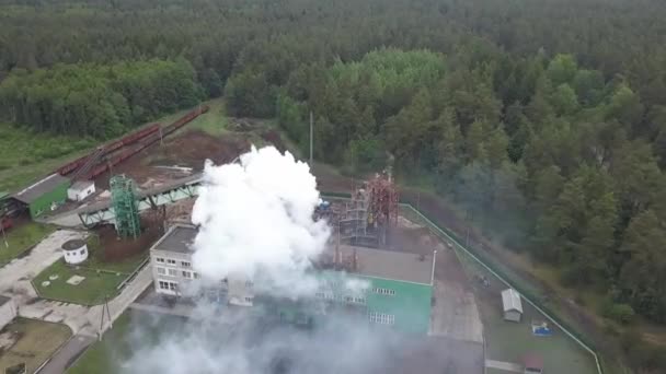来自泥炭厂工业烟囱的热蒸汽 村里的泥炭型煤厂 烟从烟囱里冒了出来 — 图库视频影像
