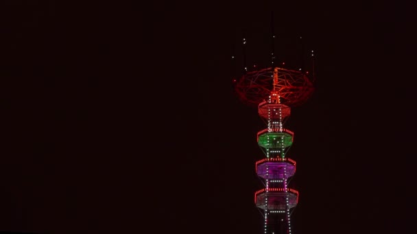 ミンスクの夜に照明付きテレビ放送塔のパノラマビュー ミンスクのテレビ塔と夜の風景 フェスティバルとテクノロジーの概念 4Kビデオ — ストック動画