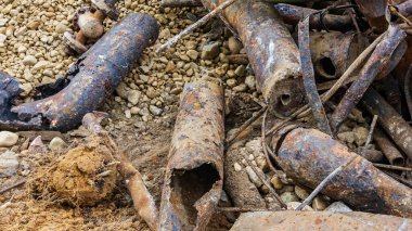 Eski dökme demir su borularının parçaları. Yıllarca süren aşınmış metal boru operasyonundan sonra yok edildi. Metalik korozyon delikli paslı çelik tüp.