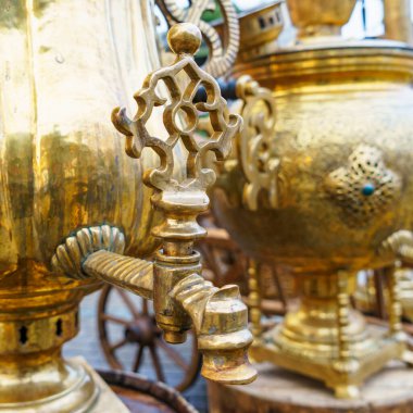 Yakın plan güzel bakır semaverler başka bir semaver arkaplanını bulanıklaştırmış. Garaj satışı konsepti.