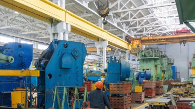 Ulaşım, üretim ve üretim için vinç veya köprü vinç kaldırma işlemini içerir. Vinç üzerindeki fabrika deposu yükü kaldırıyor.,