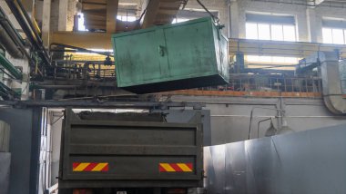 Ulaşım, üretim ve üretim için vinç veya köprü vinç kaldırma işlemini içerir. Vinç üzerindeki fabrika deposu yükü kaldırıyor.,