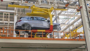 Üretim hattında üretilen bir araba. Araba üretim hattı.