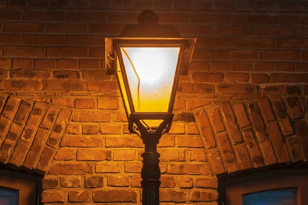 Lit Lamp Post Textured Brick Wall Night — Stockfoto