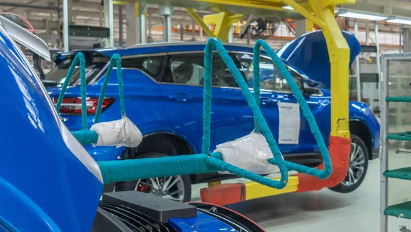 Üretim hattında üretilen bir araba. Araba üretim hattı.