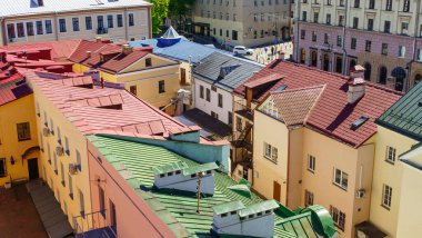Minsk 'in tepesinden birçok eski evi olan harika bir manzara. Tasarımın için arka plan. Metin için boşluk.