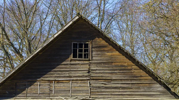 Pediment Med Små Fönster Övergiven Rustik Hus Grenar Bakgrund Begreppet — Stockfoto