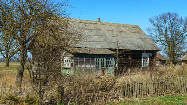 Una Casa Rústica Abandonada Sobre Fondo Árboles Ramas Concepto Campo — Foto de Stock