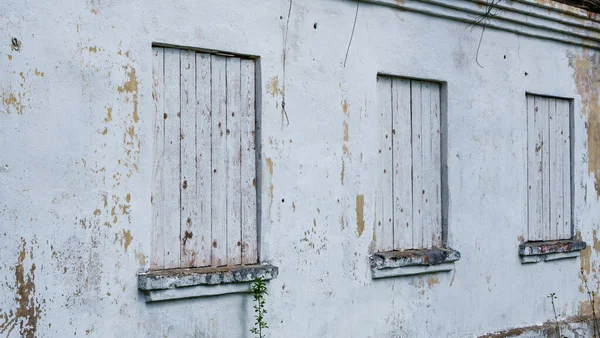 古い塗料のクラックや質感と閉じた窓と白い木製の壁 デザインの背景 テキストのスペース — ストック写真