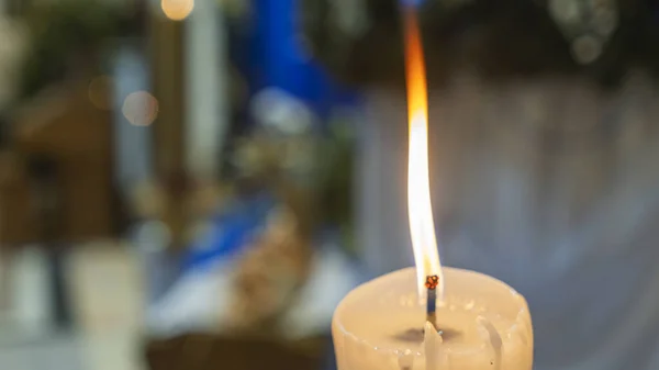 Vela Ardiendo Iglesia Sobre Fondo Borroso Conceptos Navidad Pascua — Foto de Stock